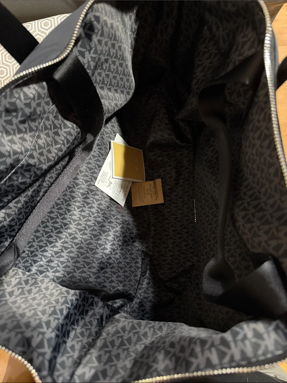 MICHAEL Michael Kors Black Nylon TANNER LG REV PCKBLE tote Front Zip Pouch